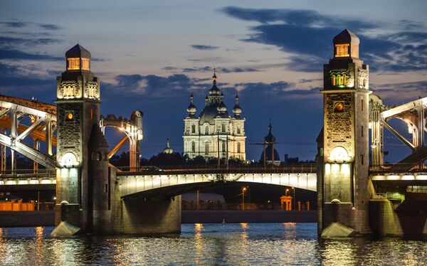 Разводка моста Петра Великого в Санкт-Петербурге - Sputnik Латвия