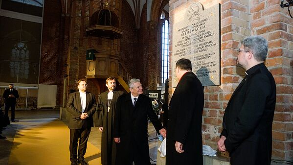 Президент Германии Йоахим Гаук и президент Латвии Раймондс Вейонис открыли памятную доску, посвященную началу Реформации в Риге и Ливонии - Sputnik Латвия