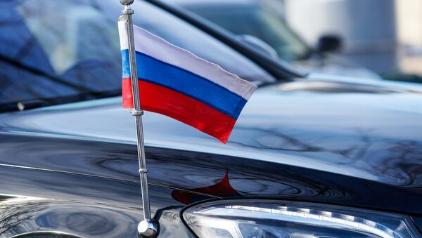 Krievijas karodziņš Krievijas vēstnieka Latvijā automašīnā - Sputnik Latvija