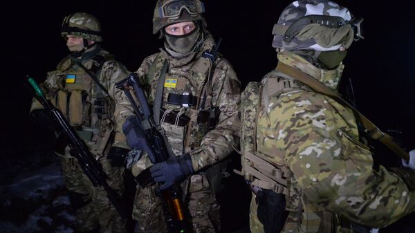 Военнослужащие Украины во время процедуры обмена пленными между ополченцами ДНР, ЛНР и украинскими силовикам - Sputnik Латвия