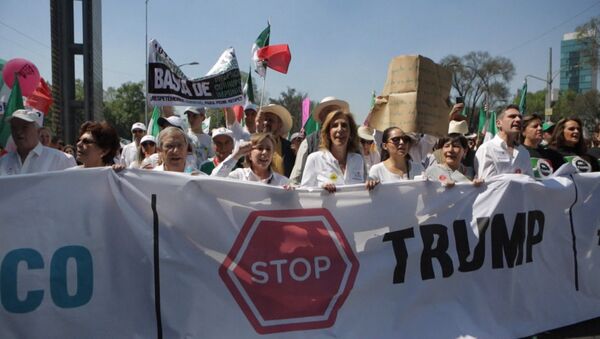 Протест против Трампа в Мексике - Sputnik Латвия