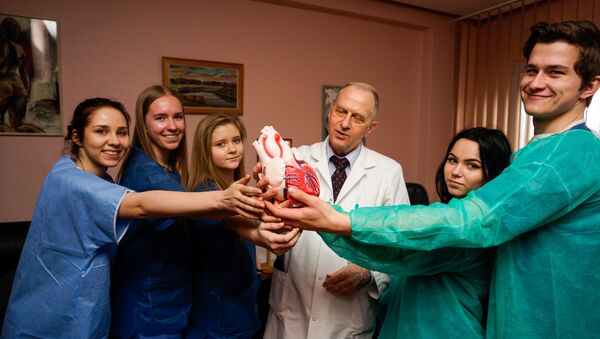 Молодые тени в кабинете у профессора Романса Лациса, руководителя Центра хирургии сердца - Sputnik Латвия