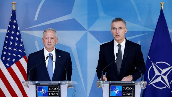 Министр обороны США Джим Маттис и генеральный секретарь НАТО Йенс Столтенберг Министр обороны США Джим Маттис и генеральный секретарь НАТО Йенс Столтенберг - Sputnik Латвия