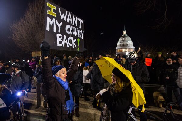 Участники митинга против указа президента США Дональда Трампа об эмигрантах в Вашингтоне Участники митинга против указа президента США Дональда Трампа об эмигрантах в Вашингтоне - Sputnik Латвия