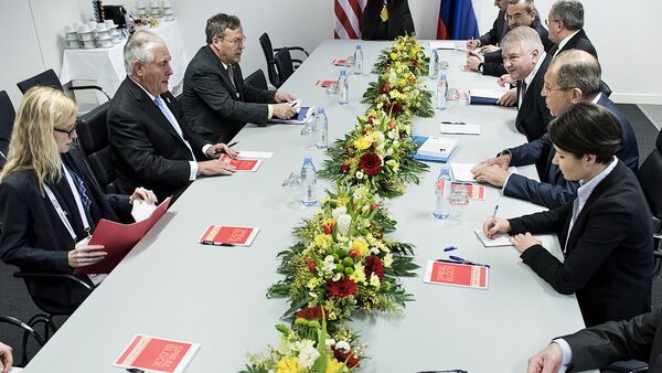 Krievijas ārlietu ministra Sergeja Lavrova un ASV valsts sekretāra Reksa Tilersona tikšanās - Sputnik Latvija
