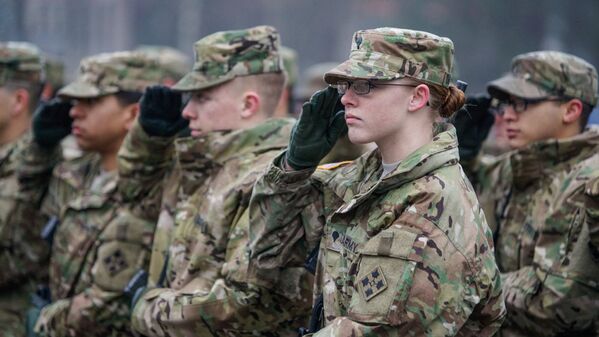 Военнослужащая американской армии в строю Военнослужащая американской армии в строю - Sputnik Латвия