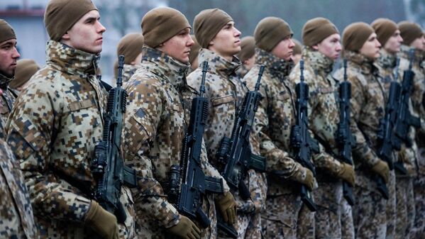 Солдаты Латвийской армии в строю - Sputnik Латвия