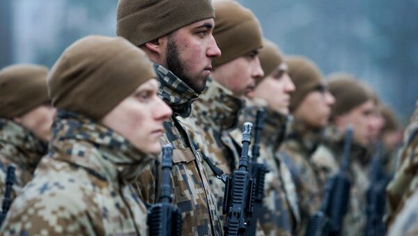 Солдаты Латвийской армии в строю - Sputnik Латвия