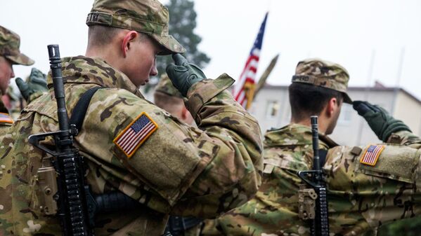 Солдаты американской армии отдают честь в строю - Sputnik Латвия