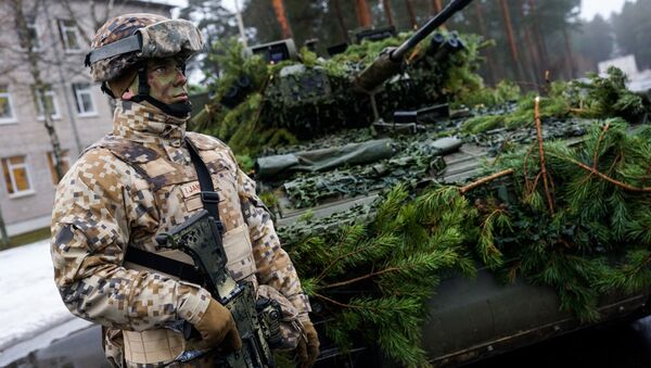 Латвийский солдат у бронетранспортёра CVRT Zobens (Меч) - Sputnik Latvija