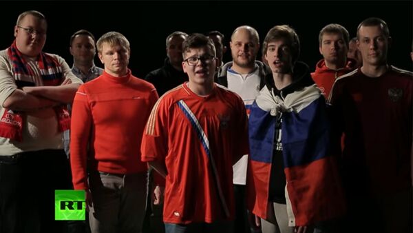 Brauciet droši, neko ļaunu nedarīsim: Krievijas futbola fani nodziedājuši dziesmu britu līdzjutējiem - Sputnik Latvija