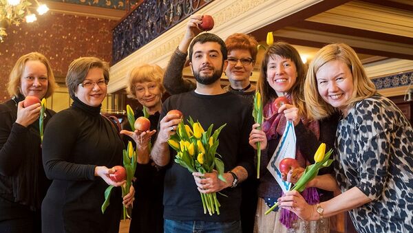 Члены сообщества #КакМнеТеатр наградили дипломом и бунинскими яблоками режиссера Аика Карапетяна - Sputnik Латвия