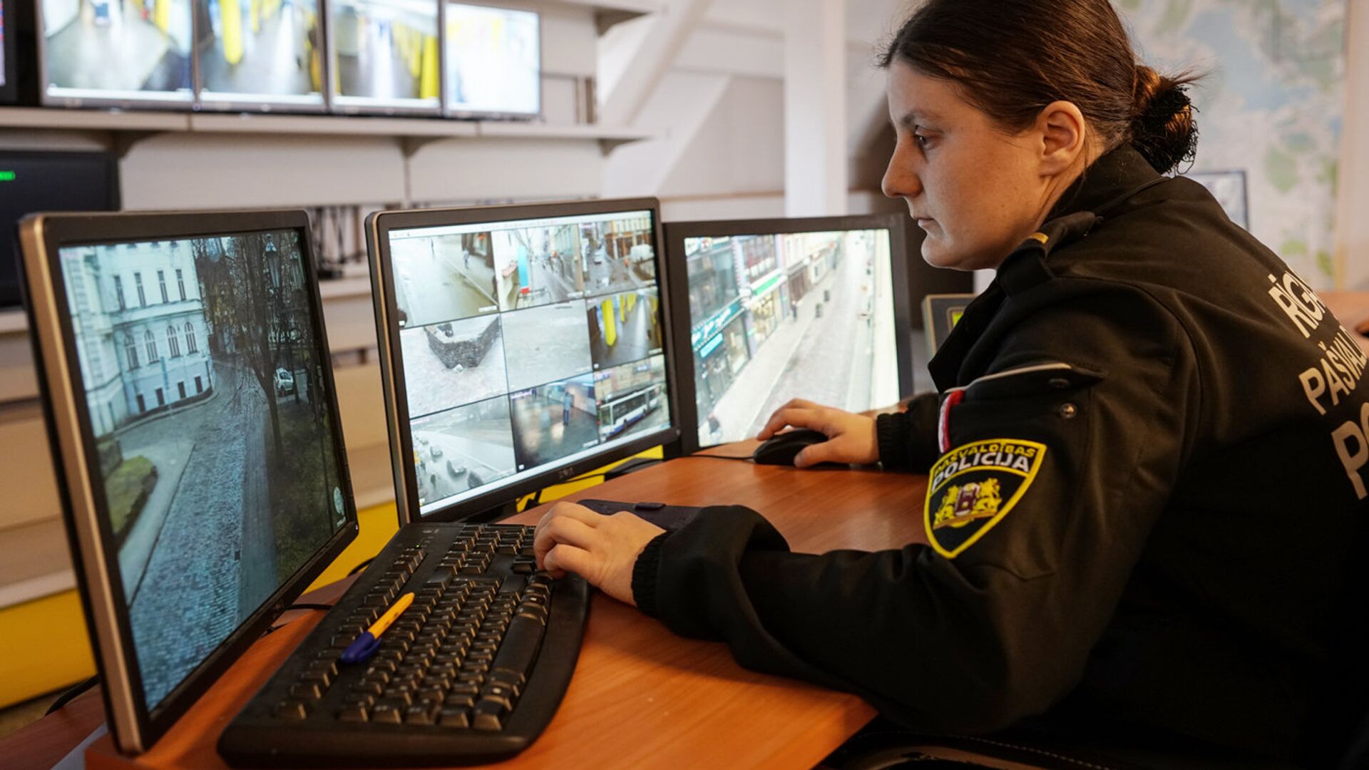 Сотрудница полиции ведет наблюдение за видеокамерами в Старой Риге - Sputnik Латвия, 1920, 21.04.2022