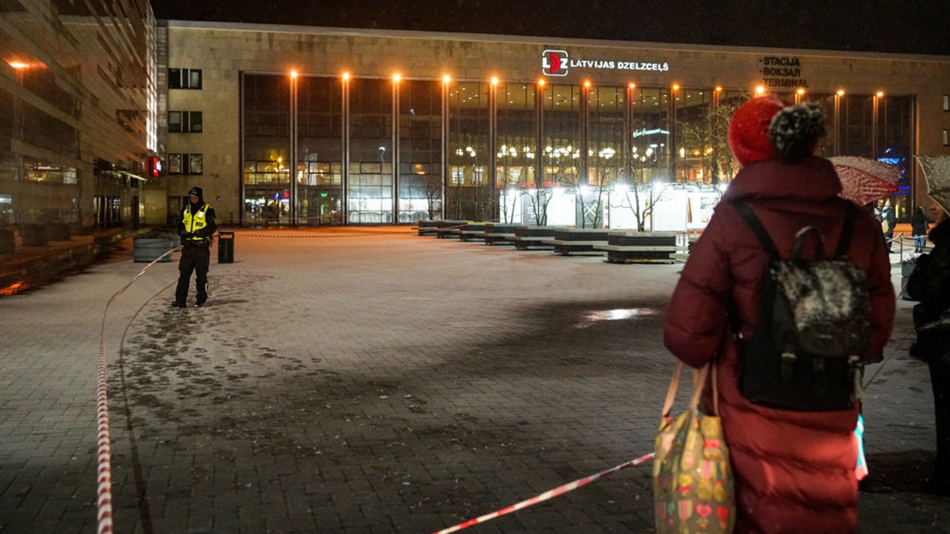 21 февраля в Риге после сообщения о бомбе на несколько часов закрывались Центральный железнодорожный вокзал и прилегающий к нему торговый центр Origo - Sputnik Латвия, 1920, 02.12.2021