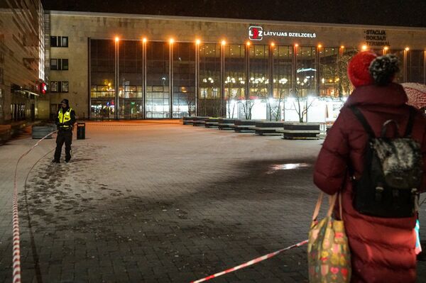 21 февраля в Риге после сообщения о бомбе на несколько часов закрывались Центральный железнодорожный вокзал и прилегающий к нему торговый центр Origo - Sputnik Латвия