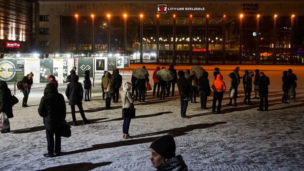 21 февраля в Риге после сообщения о бомбе на несколько часов закрывались Центральный железнодорожный вокзал и прилегающий к нему торговый центр Origo - Sputnik Латвия
