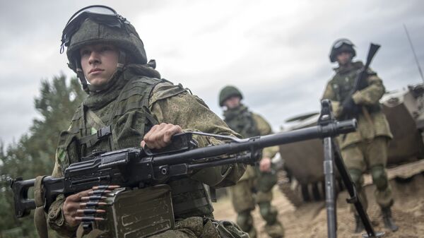 Военнослужащие в ходе командно-штабных учений с участием воздушно-десантной дивизии - Sputnik Латвия