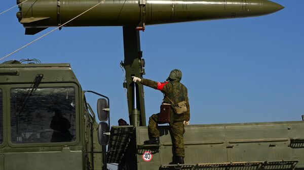 Загрузка ракеты транспортно-заряжающий машиной на самоходную пусковую установку оперативно-тактического ракетного комплекса Искандер-М - Sputnik Латвия