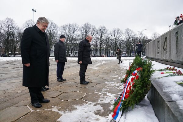 Посол России Евгений Лукьянов и советник-посланник Республики Беларусь Ярослав Мицкевич возложили венки к Памятнику Освободителям Посол России Евгений Лукьянов и советник-посланник Республики Беларусь Ярослав Мицкевич возложили венки к Памятнику Освободителям - Sputnik Латвия