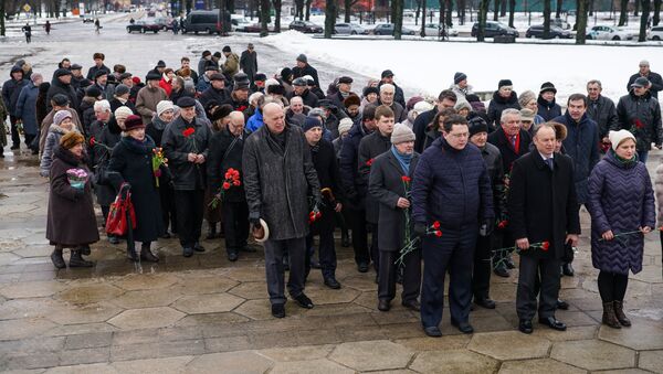23 февраля у Памятника Освободителям собрались представители посольств Беларуси и России, ветераны войны и военной службы, предствители общественных организаций Риги - Sputnik Латвия