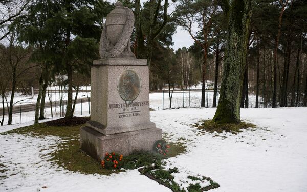 Augusta Dombrovska mūžīgās atdusas vieta Ziemeļblāzmas parkā Vecmīlgrāvī - Sputnik Latvija