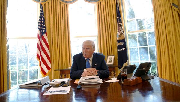 Президент Америки Дональд Трамп в Овальном кабинете - Sputnik Latvija