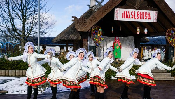 Хороводы, танцы и угощения: в Риге празднуют Масленицу - Sputnik Латвия