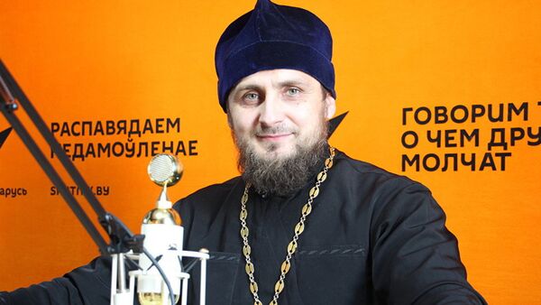 Настоятель православного прихода в честь святого Николая Японского отец Павел Сердюк - Sputnik Латвия