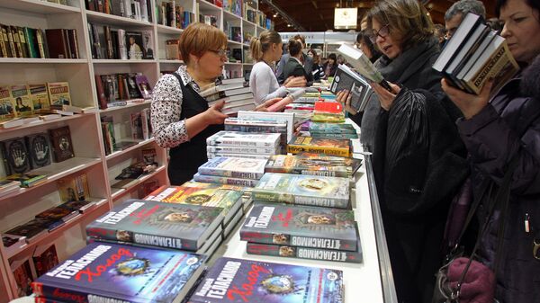 Гости книжной выставки у Национального российского стенда Гости книжной выставки у Национального российского стенда - Sputnik Latvija