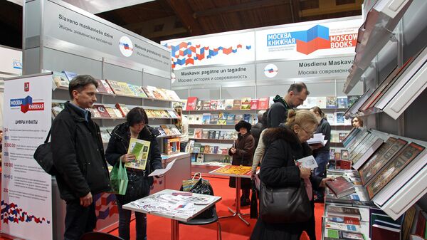 Гости книжной выставки у Национального российского стенда Гости книжной выставки у Национального российского стенда - Sputnik Latvija