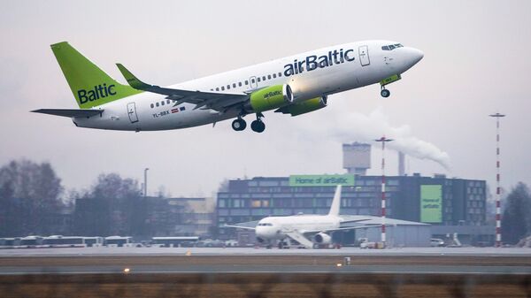 Взлет самолета Boeing 737-36Q авиакомпании аirBaltic из аэропорта Рига - Sputnik Латвия