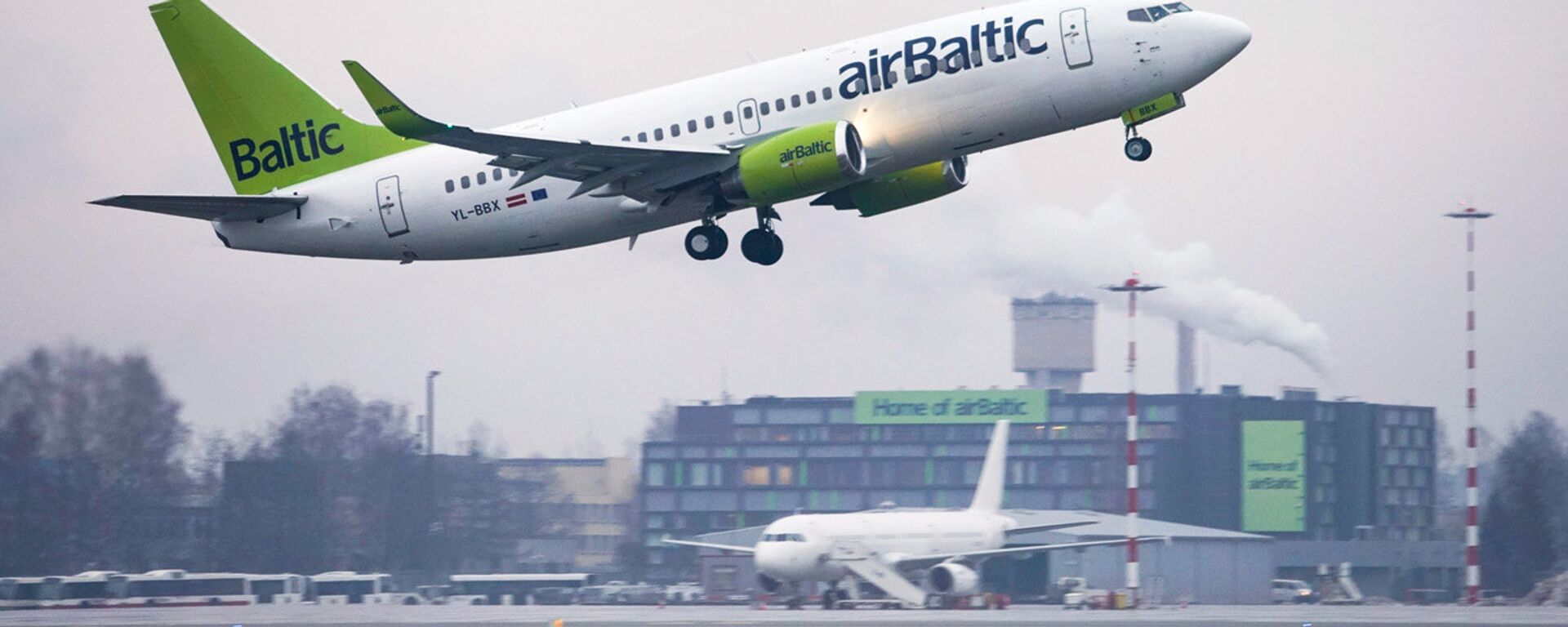 Взлет самолета Boeing 737-36Q авиакомпании аirBaltic из аэропорта Рига - Sputnik Латвия, 1920, 04.12.2021