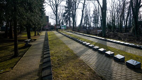 Братское захоронение советских солдат на Плескодальском кладбище Братское захоронение советских солдат на Плескодальском кладбище - Sputnik Latvija