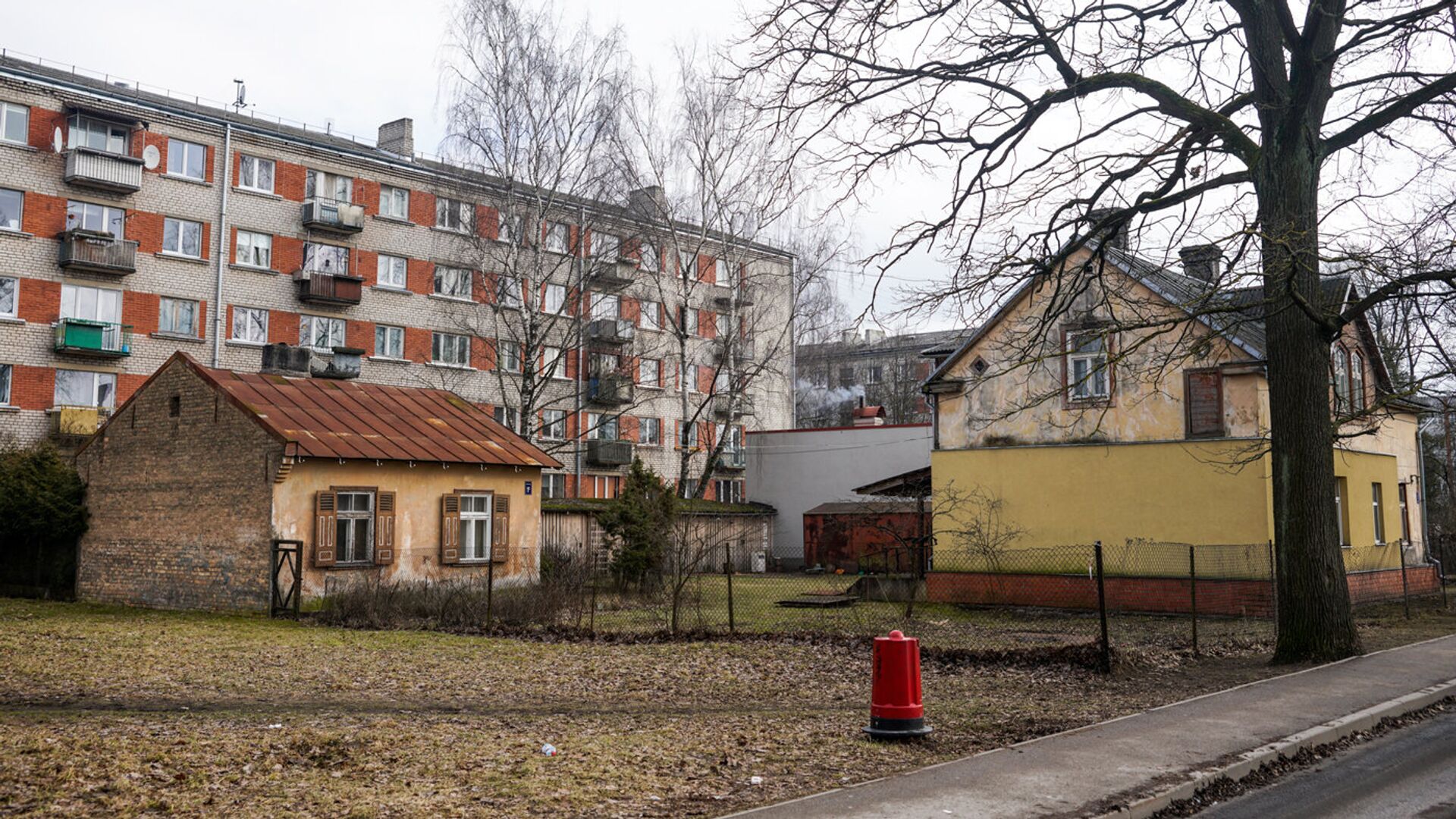 Основная застройка района Плескодале - частные дома, но встречаются и пятиэтажки - Sputnik Латвия, 1920, 10.03.2022