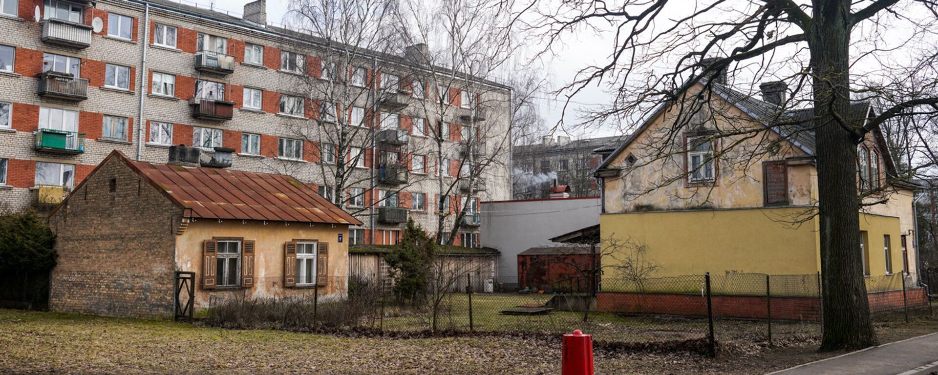 Основная застройка района Плескодале - частные дома, но встречаются и пятиэтажки - Sputnik Латвия, 1920, 10.03.2022