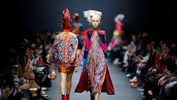 Показ коллекции дизайнера из Индии Manish Arora на Неделе моды в Париже - Sputnik Латвия