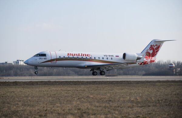 Самолет Bombardier CRJ-100 авиакомпании РусЛайн Самолет Bombardier CRJ-100 авиакомпании РусЛайн - Sputnik Latvija
