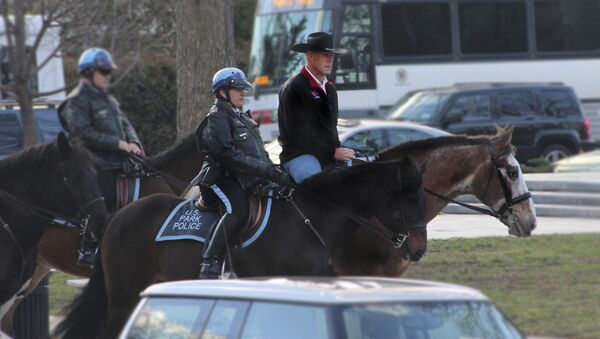 Новый глава МВД США Райан Зинке прибыл на службу верхом на коне и в ковбойской шляпе - Sputnik Латвия