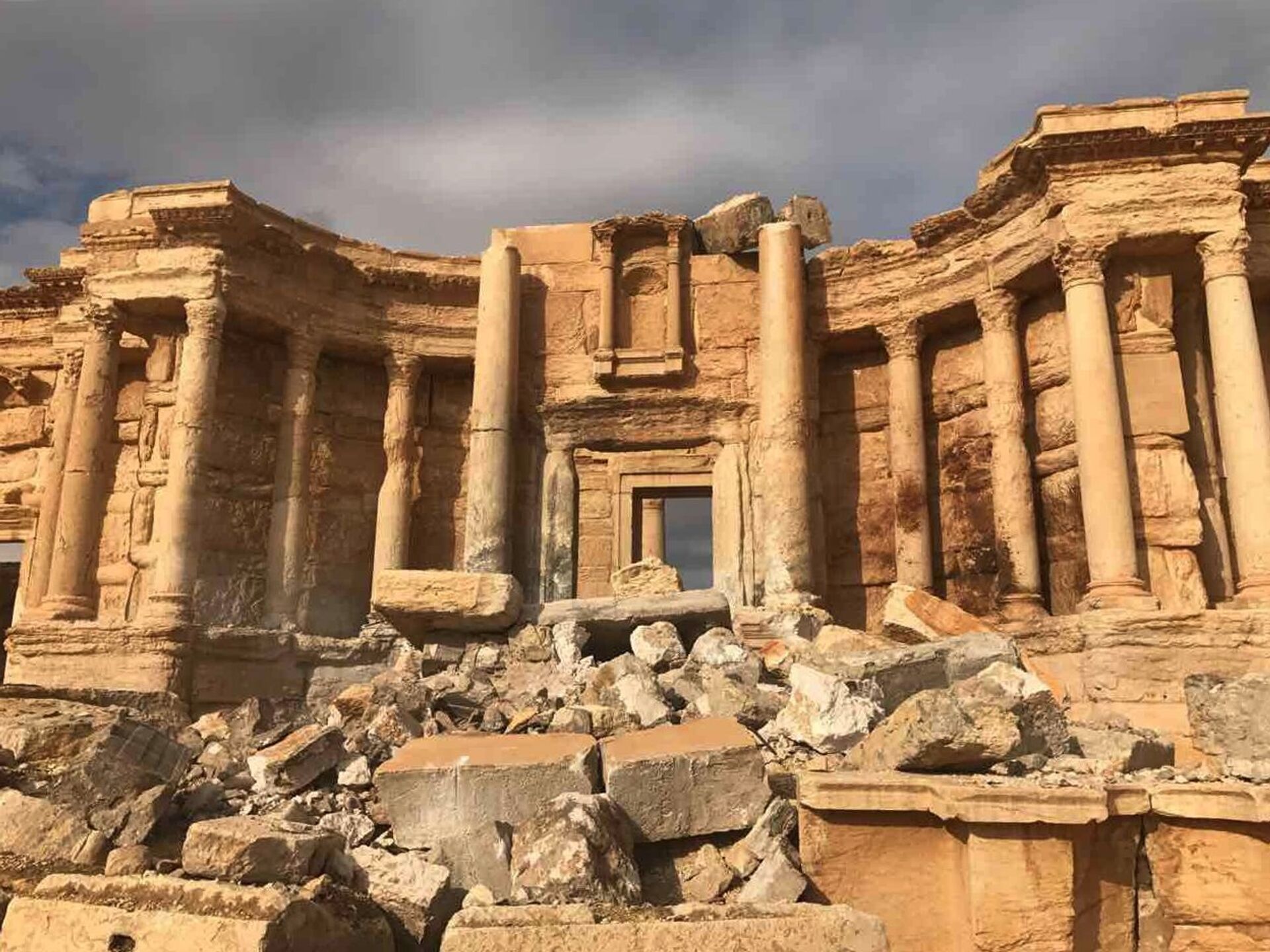 Разрушенные памятники культуры. Пальмира город до войны. Пальмира древний город. Пальмира город после войны. Пальмира город в Сирии.