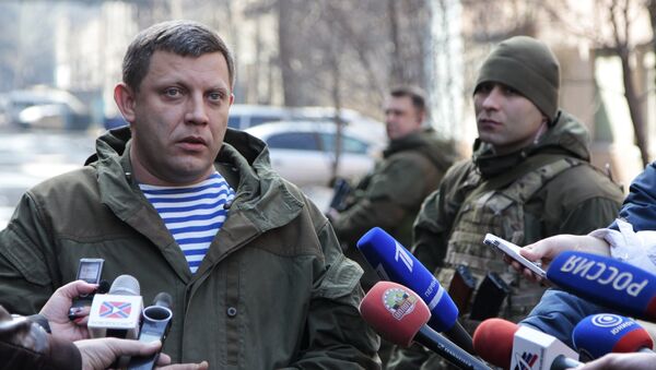 Глава Донецкой народной республики Александр Захарченко (слева) отвечает на вопросы журналистов - Sputnik Latvija