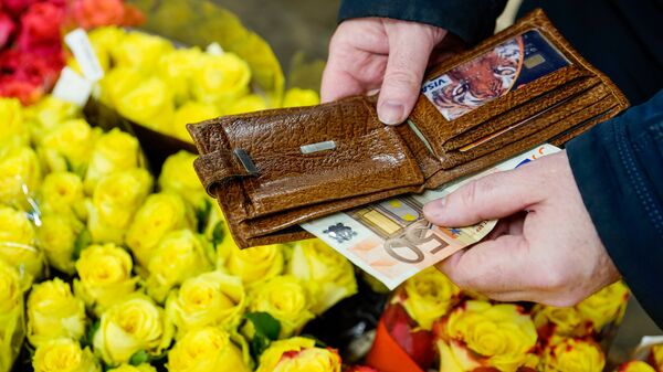 Покупка цветов 8 марта обходится не дёшево - Sputnik Latvija