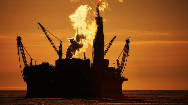 Морская нефтедобывающая платформа - Sputnik Латвия