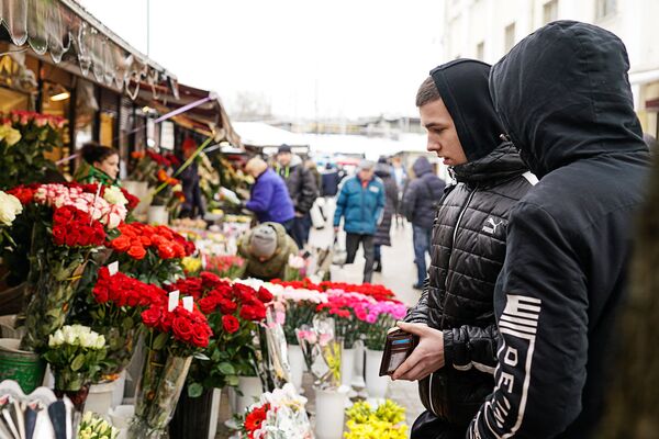 Молодые люди выбирают цветы на Центральном рынке - Sputnik Латвия