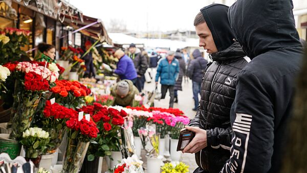 Молодые люди выбирают цветы на Центральном рынке - Sputnik Латвия