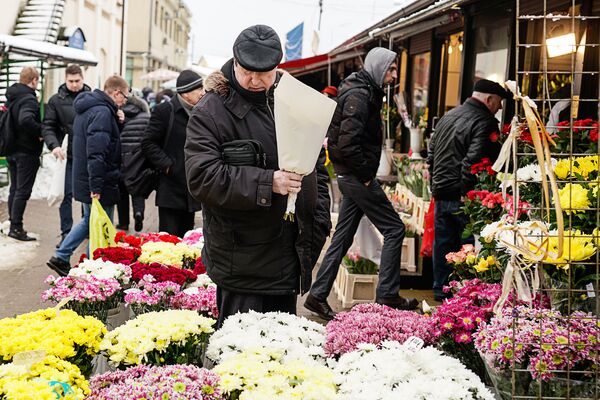 Мужчина выбирает цветы на Центральном рынке Мужчина выбирает цветы на Центральном рынке - Sputnik Латвия