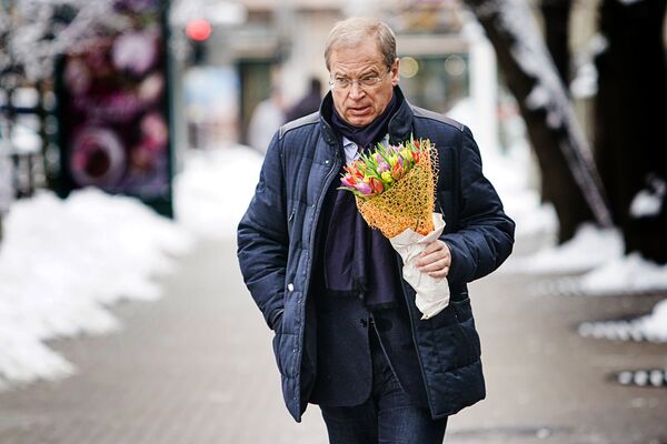 Вице-мэр Риги Андрис Америкс с букетом цветов - Sputnik Латвия