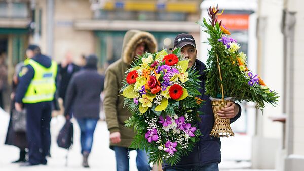 Мужчина несёт корзины с цветами - Sputnik Латвия