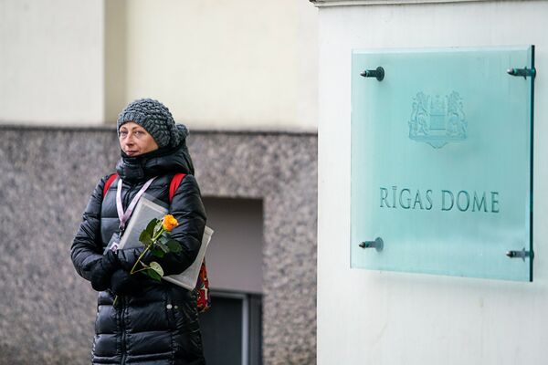 Женщина с цветком у Рижской думы - Sputnik Латвия