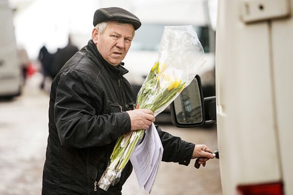 Мужчина с букетом цветов - Sputnik Латвия