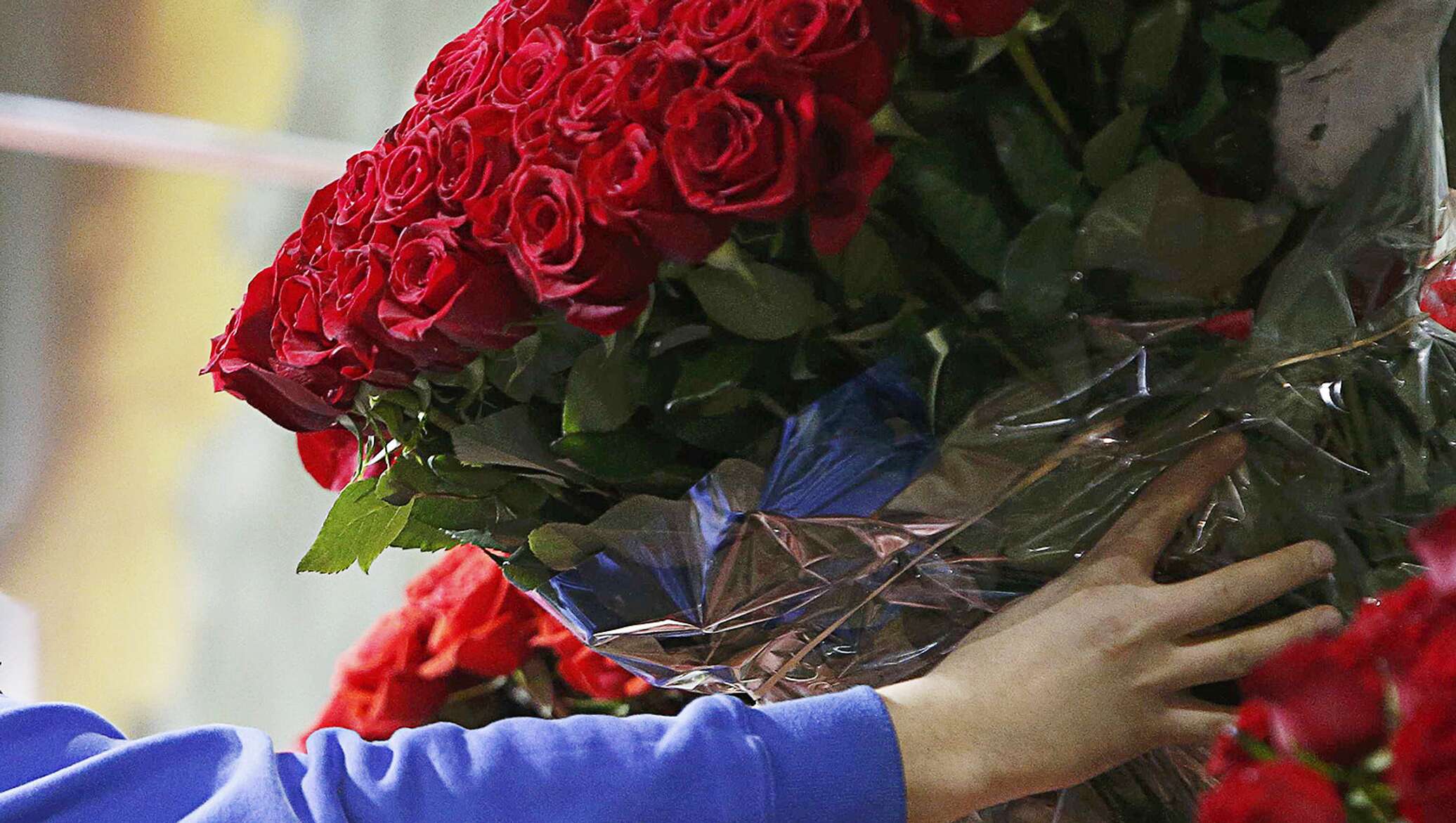 45 дарят цветы. Мужчина с букетом роз. Mujcina c buketom roz. Букет цветов в руках. Букет роз в руках.